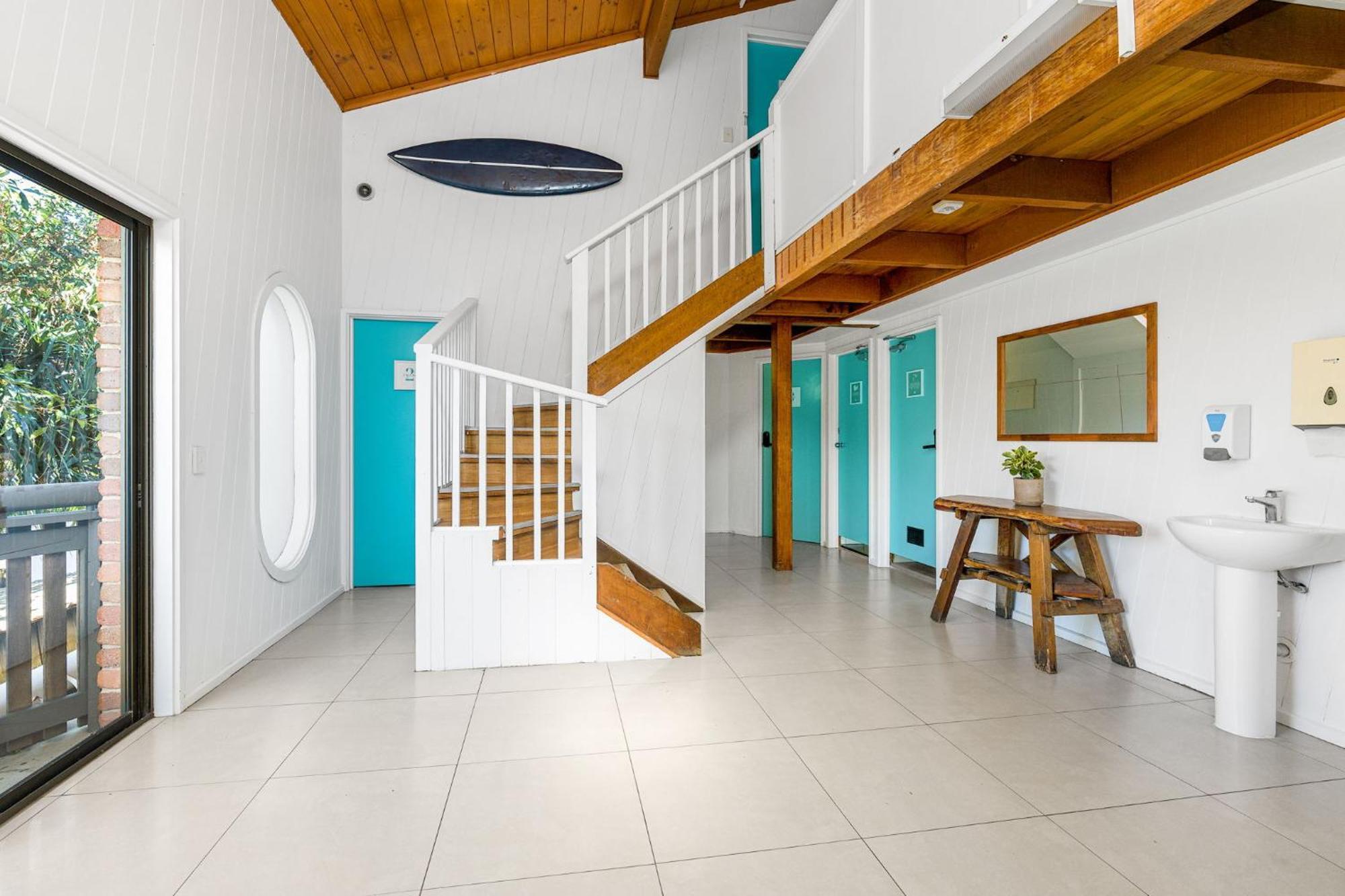 Aquarius Backpackers Resort خليج بيرون المظهر الخارجي الصورة
