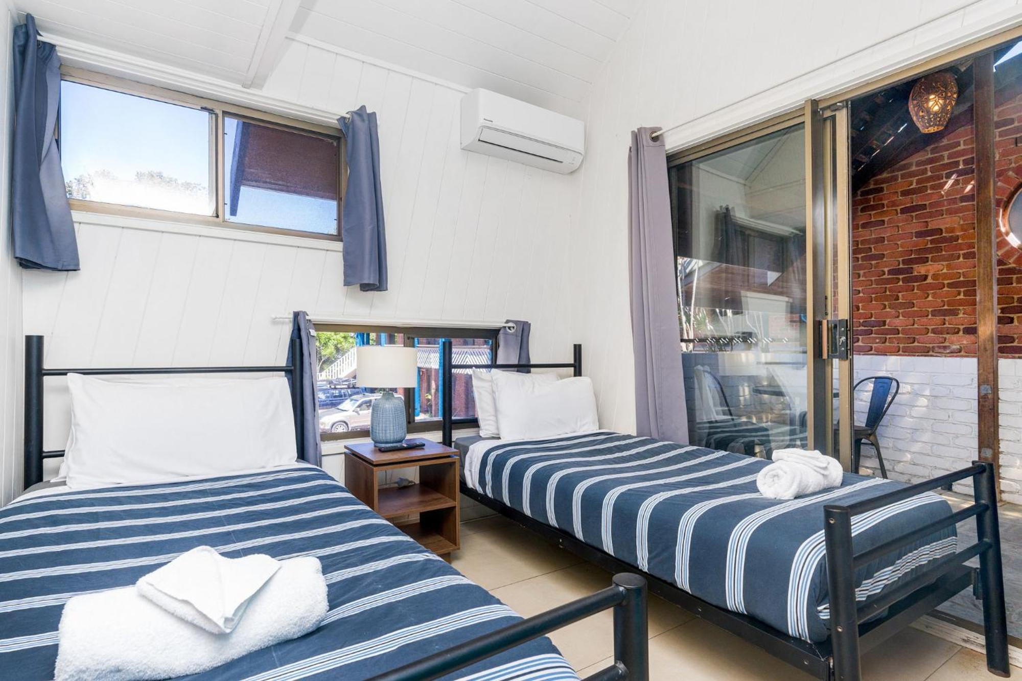 Aquarius Backpackers Resort خليج بيرون المظهر الخارجي الصورة