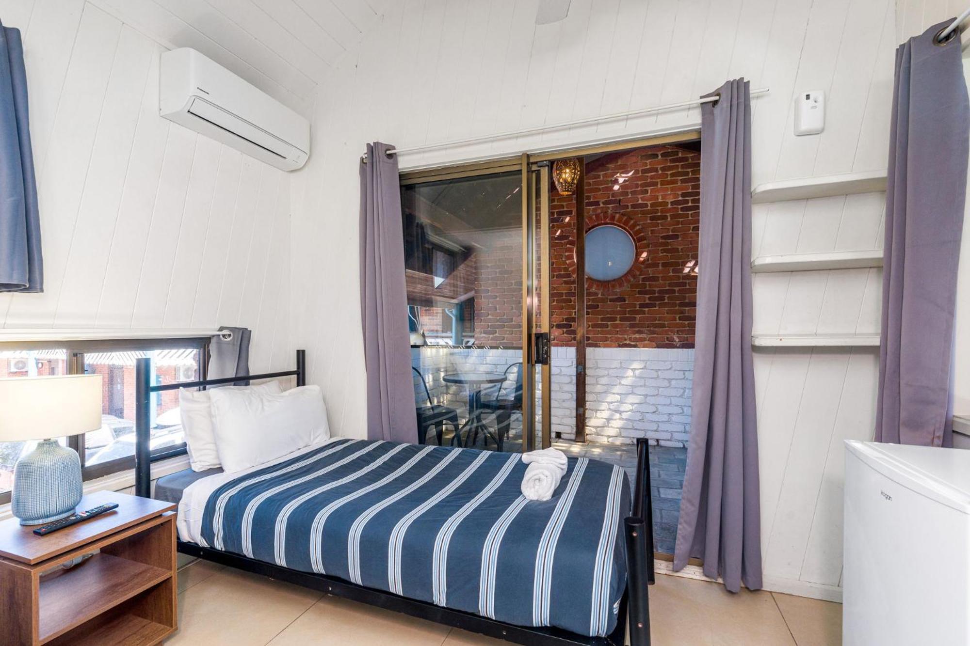 Aquarius Backpackers Resort خليج بيرون المظهر الخارجي الصورة