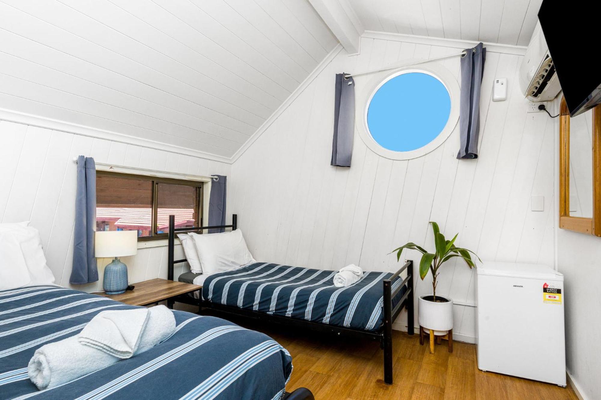 Aquarius Backpackers Resort خليج بيرون المظهر الخارجي الصورة