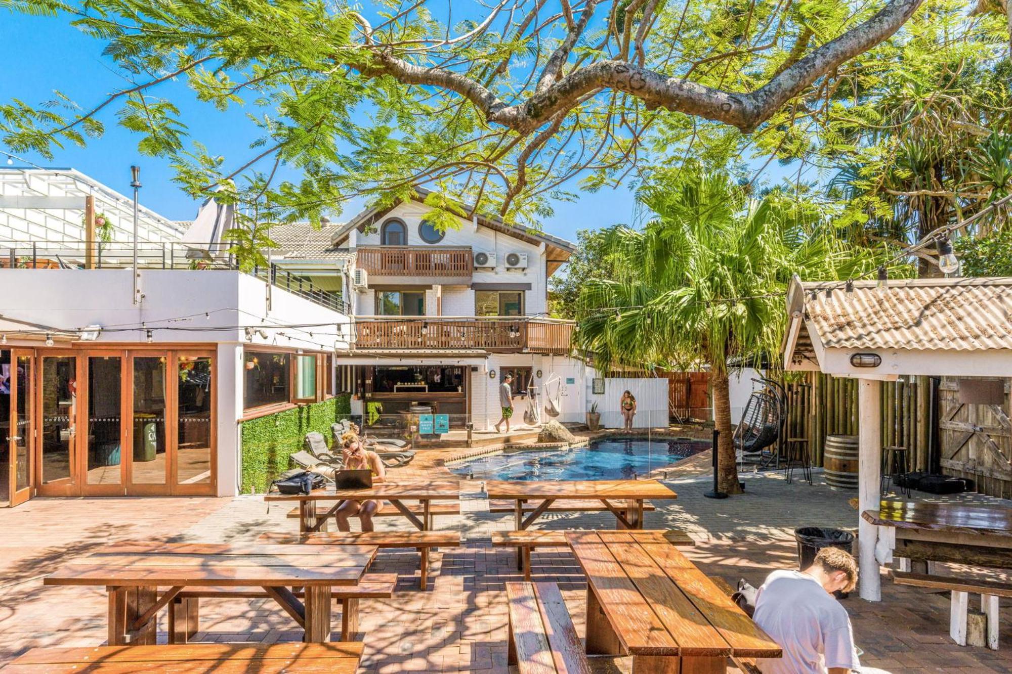 Aquarius Backpackers Resort خليج بيرون المظهر الخارجي الصورة