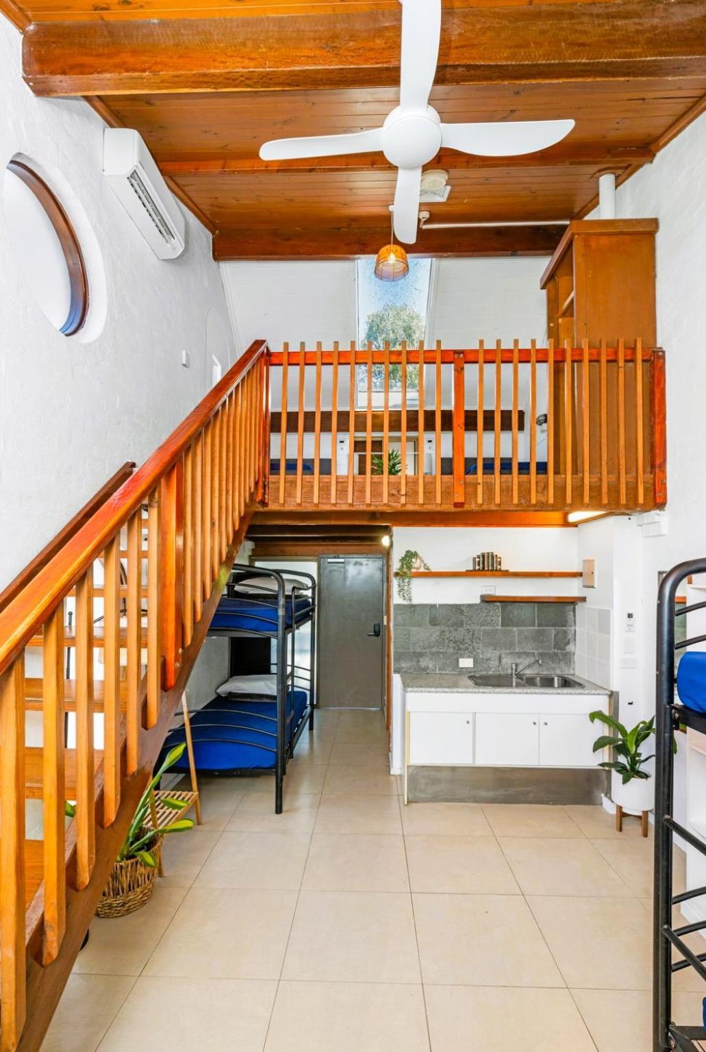 Aquarius Backpackers Resort خليج بيرون المظهر الخارجي الصورة