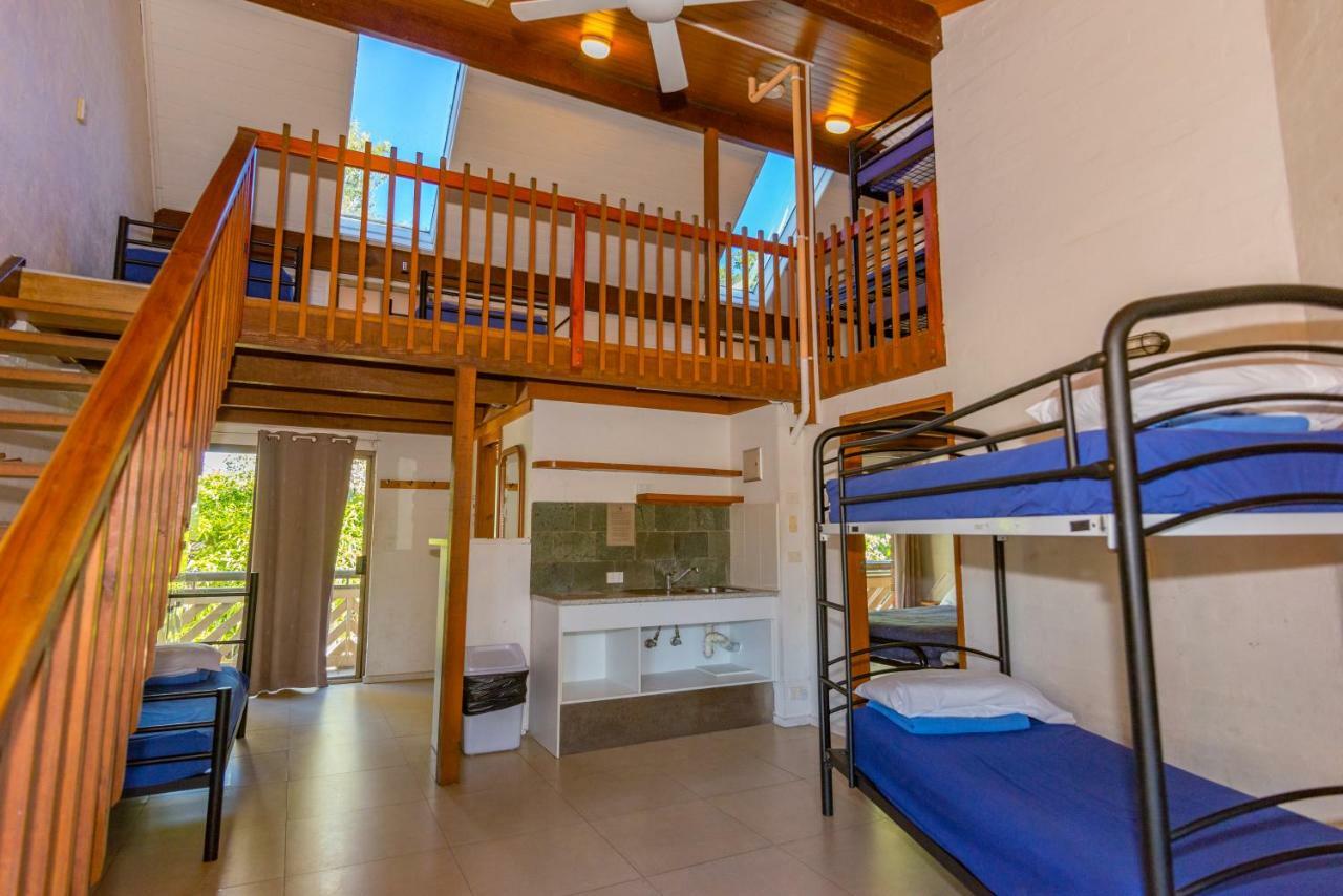 Aquarius Backpackers Resort خليج بيرون المظهر الخارجي الصورة